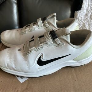 Nike Men's White and Black Athletic Sneakers